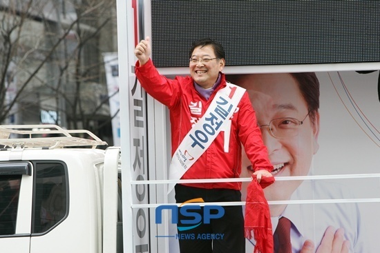 NSP통신-서울 양천 갑 새누리당 길정우 후보가 유세차에서 지지를 호소하고 있다.