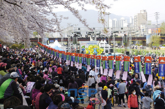 NSP통신-2012 연제한마당축제가 오는 13일부터 15일까지 온천천시민공원 일원에서 열린다. 사진은 지난해 축제 장면. (부산 연제구 제공)