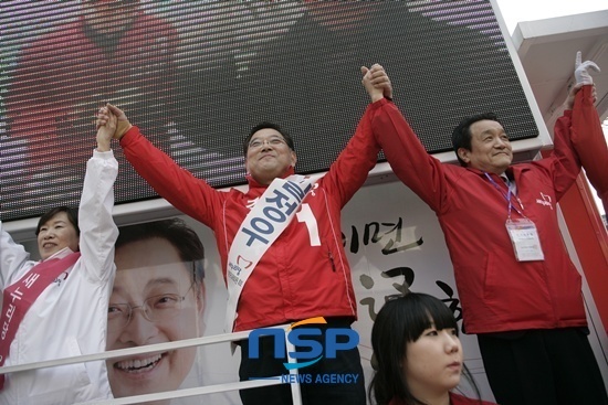 NSP통신-새누리당 비례대표 1번 민병주 후보(왼쪽)와 길정우 후보(가운데) 서울대 조동성 교수(오른쪽)가 함께 만세를 부르고 있다.