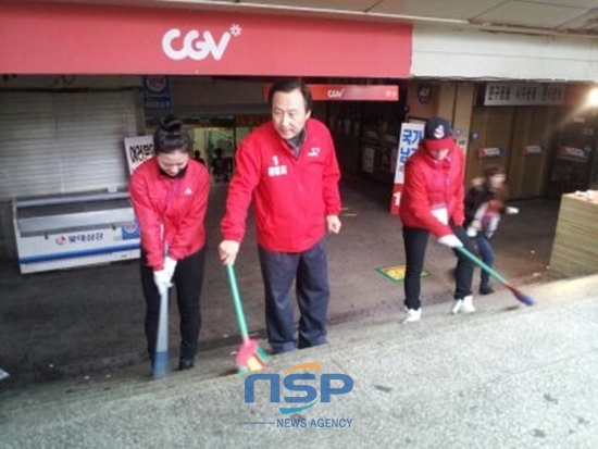 NSP통신-홍일표 새누리당 의원이 9일 오전 인천 남구 주안역 선거운동 후 선거 관계자들과 함께 주변을 청소하고 있다.