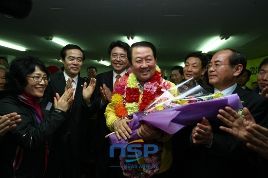 NSP통신-박주선 광주 동구 당선 확정자가 당선이 확실해지자 선거캠프 관계자들로 부터 축하 인사를 받고 있다.