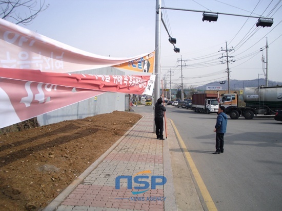 NSP통신-고양시 덕양구 관계자들이 선거홍보 현수막 제거 작업을 하고 있다.