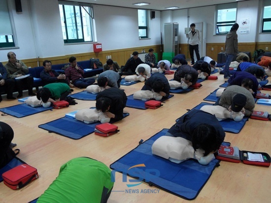 NSP통신-일산 서구 보건소가 공동주택 안전 관리자를 대상으로 응급처치 교육을 실시하고 있다.