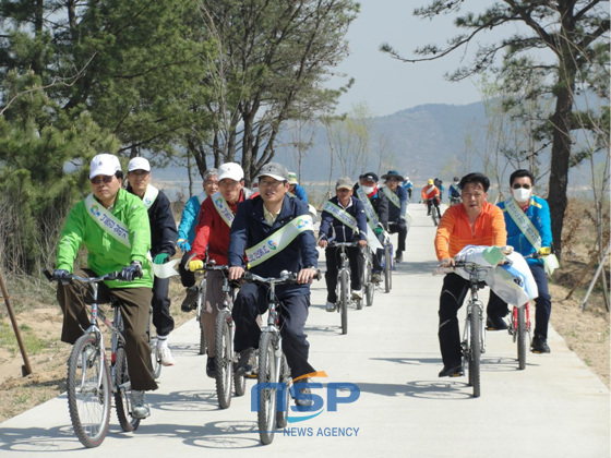 NSP통신-15일 조기호 창원시제1부시장을 비롯한 직원 30여명이 오는 22일 실시되는 전국 자전거 대행진을 앞두고 구간 점검을 위한 자전거길 투어를 실시했다. (창원시 제공)