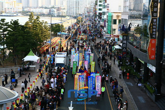 NSP통신-지난해 광안리해수욕장에서 열린 제11회 어방 축제에 많은 시민들이 몰려 성황을 이루고 있다. (수영구 제공)