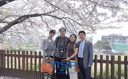NSP통신-해운대구를 방문한 중국 파워블로거들이 문덴로드 화사한 벚꽃나무아래에서 출국 전 기념 촬영을 하고 있다.