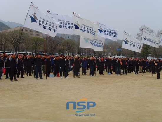 NSP통신-화물연대 소속 노조원들이 화물자동차 증차 반대를 위해 과천 정부청사 앞에서 집회를 진행하고 있다.(사진은 참고 사진)