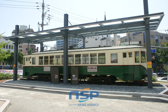 NSP통신-동아대 부민캠퍼스에 전시된 부산전차 전경. (동아대 제공)