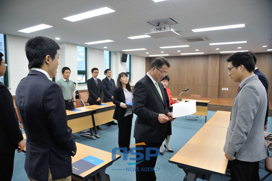 NSP통신-정현태 남해군수가 공중보건의에게 근무기관 지정서를 전달하고 있다. (경남 남해군 제공)