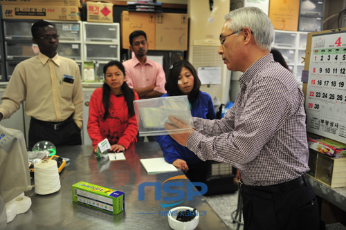 NSP통신-홍용기 담당교수와 외국인 학생들이 실험실에서 해조류 색소 관련 연구를 하고 있다.