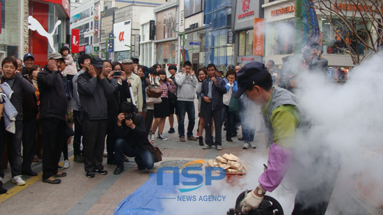 NSP통신-BIFF광장에서 뻥튀기 전통체험 프로그램이 진행되고 있다.