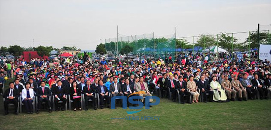 NSP통신-제 16회 오륙도축제에 참가한 시민과 구 관계자들이 개막식 공연을 관람하고 있다.