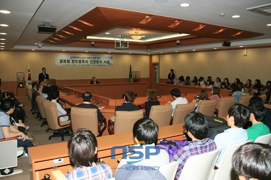 NSP통신-김춘선 인천항만공사 사장이 특강 중 학생들과 토론하고 있다