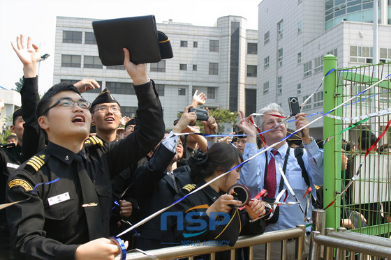 NSP통신-9일 오후 한국해양대 부두에서 출항하는 원양항해실습선(한바다호와 한나라호)을 대학관계자 및 학생, 학부모 등이 환송하고 있다. (한국해양대 제공)