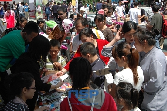 NSP통신-여수 엑스포와 한국을 알리는 홍보물을 받기 위해 많은 사람이 몰려있다.