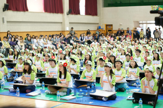 NSP통신-12일 창원 과학고등학교 체육관에서 열린 퀴즈대회 영어골든벨에 시내 181명의 초등생들이 참가해 서로 실력을 뽐내고 있다. (창원시 제공)