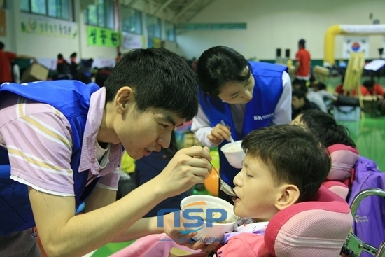 NSP통신-자원봉사를 나간 인천항만공사 직원들이 명심원 원우들의 점심식사를 돕고있다.