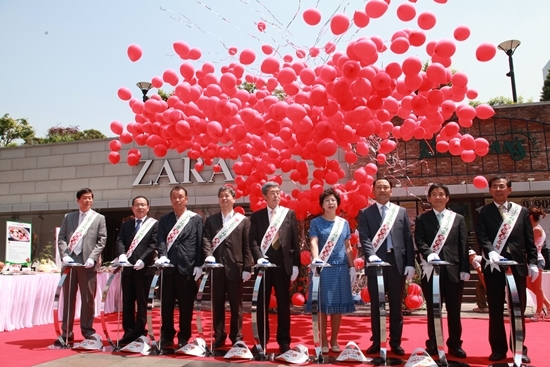 NSP통신-23일 오전 코엑스 밀레니엄 광장에서 열린 2012 서울 토마토 축제에 참석한 농협 및 (사)한국토마토대표조직 관계자들이 토마토 희망 아치 오픈 개막식을 하고 있다.