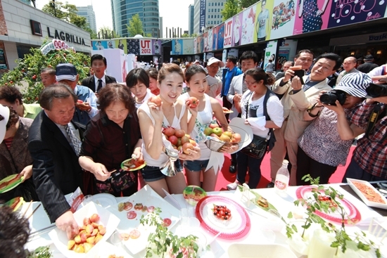 NSP통신-23일 오전 코엑스 밀레니엄 광장에서 열린 2012 서울 토마토 축제에 참석한 일반 시민들이 토마토 시식을 하고 있다.