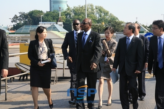 NSP통신-아프리카 기니 알파 콩데 대통령 일행이 김춘선 인천항만공사 사장의 안내를 받으며 인천항을 시찰하고 있다.