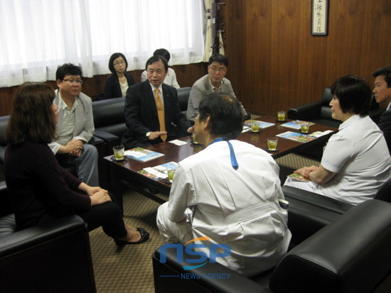 NSP통신-코비즈와 누네빛안과 건광관리협회 관계자들이 박람회 기간중 오사카 후생 연금병원을 찾아 부산과의 의료관광 연계에 대해 협의를 하고 있다.