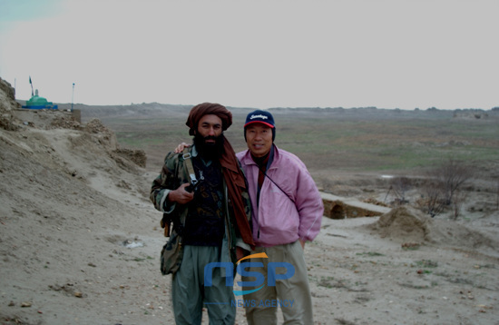 NSP통신-아프가니스탄 국경 넘어서 초소 군인과 도용복 회장.