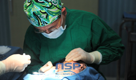 NSP통신-Semin皮肤整容外科不仅是简单的手术整容科也很受欢迎.正在进行整容手术的 Lee Gyung-No整容科院长 (崔尙勳 记者)