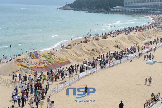 NSP통신-해운대 모래 축제가 열리고 있는 해운대 백사장에 역사를 주제로 한 다양한 작품이 전시되어 있다.