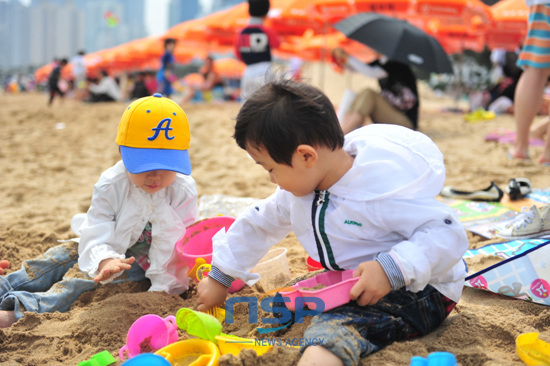 NSP통신-해운대 백사장에서 모래장난을 하고 있는 아이들.