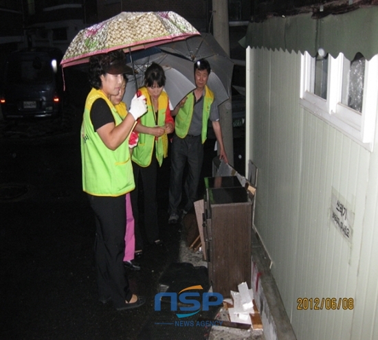 NSP통신-양천구 신정4동 골목순찰의 날 주민자치위원과 통장, 동 주민센터 직원이 합동으로 야간 동네 골목을 순찰하고 있다.