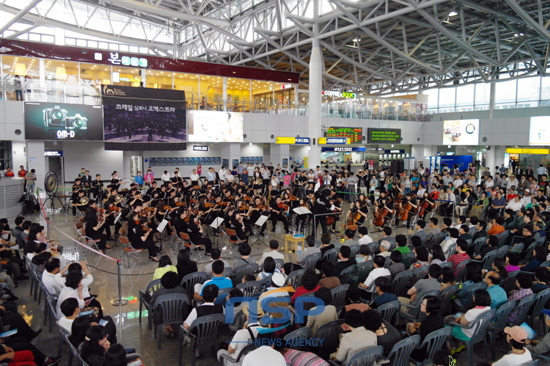 NSP통신-코레일 심포니 오케스트라의 첫 지방 연주회가 부산역 맞이방에서 500여 명의 관람객이 참석한 가운데 열리고 있다.