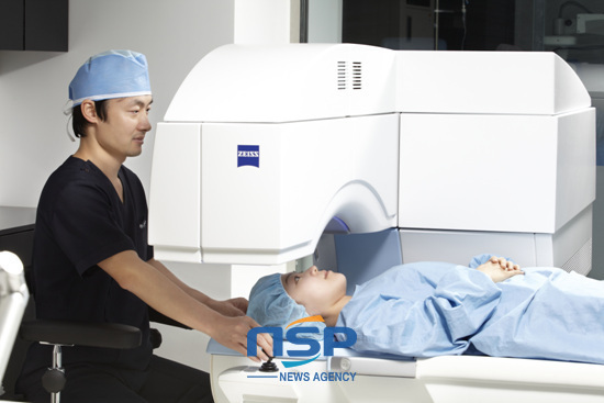 NSP통신-Director of Nu-ne-vit ophthalmology, Kyu-won Ryu is performing a procedure.