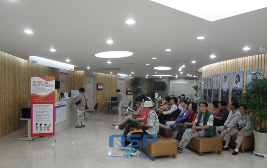 NSP통신-位于韩国釜山的脊椎专科医院朴源旭医院的患者摆起长蛇阵