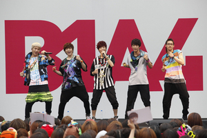 [NSP PHOTO]B1A4, 日 데뷔 이벤트 5만 팬 운집 뜨거운 인기 확인