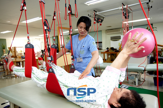 NSP통신-뒤틀린 척추와 어깨 목덜미 등을 교정하는 도수요법.