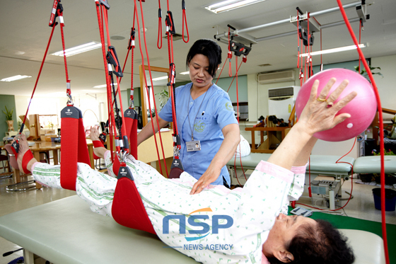 NSP통신-歪んだ脊椎と肩首筋などを矯める最新矯正施術中