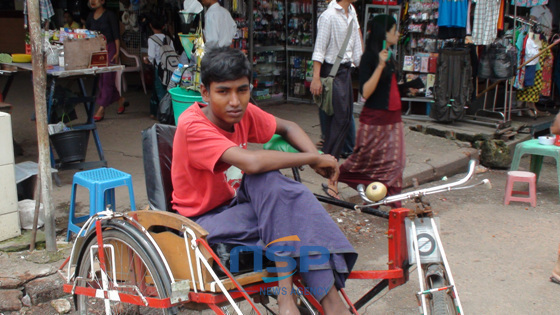 NSP통신-미얀마 전통의상인 론지를 입고 있는 남자.