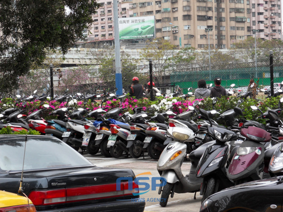 NSP통신-주차장을 가득 메우고 있을정도로 타이완에서 빼놓을 수 없는 교통수단인 오토바이.