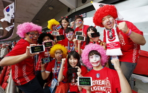 [NSP PHOTO]아이유와 삼성 갤럭시 서포터즈, 올림픽 축구경기 응원 화이팅