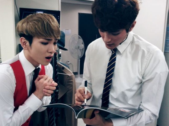 [NSP PHOTO]오희중, 샤이니 키와 사인 설정샷 눈길