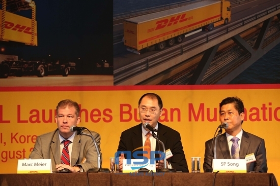 NSP통신-(왼쪽부터 DHL 글로벌 포워딩 수석 부사장 마크 마이어(Marc Meier), DHL 글로벌 포워딩 아시아 태평양 지역 CEO 켈빈 룽(Kelvin Leung), DHL 글로벌 포워딩 코리아 송석표 대표)