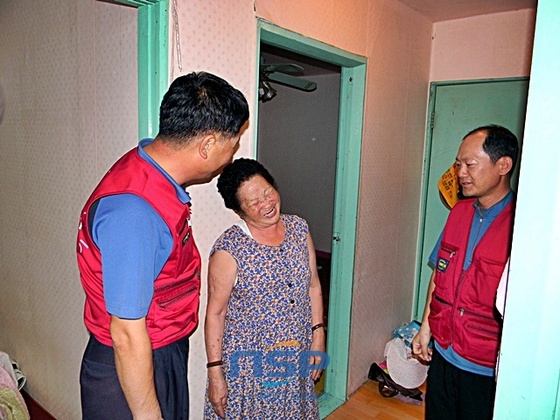 NSP통신-아산우체국 직원들을 보고 반가워 하시는 할머니 (김종선 NSP통신 프리랜서기자)