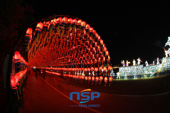 NSP통신-Hanging wishing lanterns along 800 meters of Namgang riverside(Photo=Source from Jinju City)