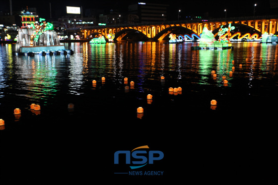 NSP통신-Splendid and mysterious view of lanterns floating on Namgang river (Photo=Source from Jinju City)