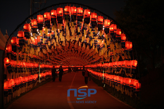 NSP통신-Прогулка по необычному тоннелю со светящимися фонарями на фестивале фонарей в г. Чинжу. (Предоставлен г. Чинжу)
