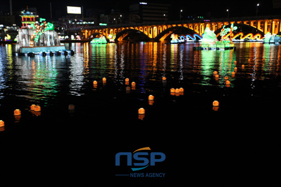 NSP통신-Những chiếc lồng đèn trôi trên sông tạo nên một khung cảnh huyền ảo lãng mạn (Nguồn: Thành phố Jinju)