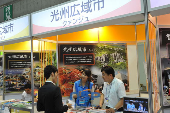 NSP통신-광주광역시 김봉규 관광마케팅 부장이 관람객들에게 광주지역 관광지에 대해 열심히 설명하고 있다. (이승후 기자)