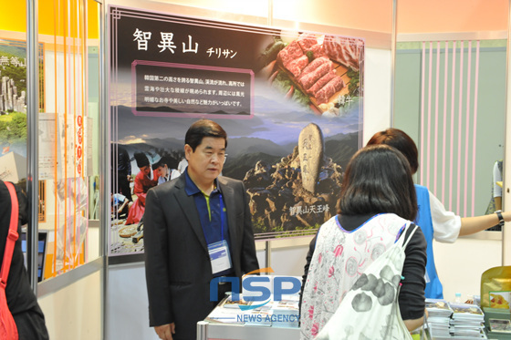 NSP통신-지리산 관광자원에 대해 홍보에 열중하고 있는 지리산권 관광개발조합 구영복 본부장. (이승후 기자)