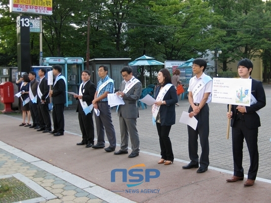 NSP통신-양천구청 공무원들이 추석명절을 앞둔 24일 구청 현관앞에서 부조리 근절을 위해 클린양천 운동을 전개하고 있다.