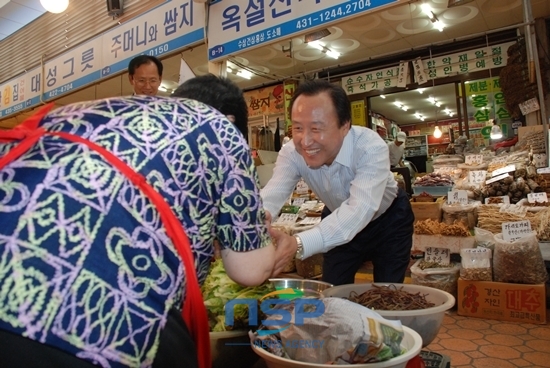 NSP통신-홍일표 새누리당 국회의원이 인천 석바위 시장에서 한 상인과 반갑게 악수하고 있다.